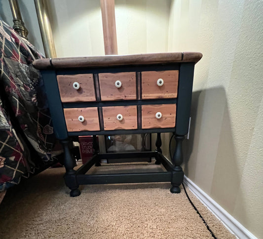 Ethan Allen Antiqued Pine Old Tavern End Table/Nightstand 12-8037 PD138-24