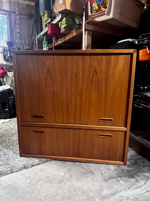 Mid Century Modern Teak Cabinet/TV Cabinet/Dry Bar DH250-1