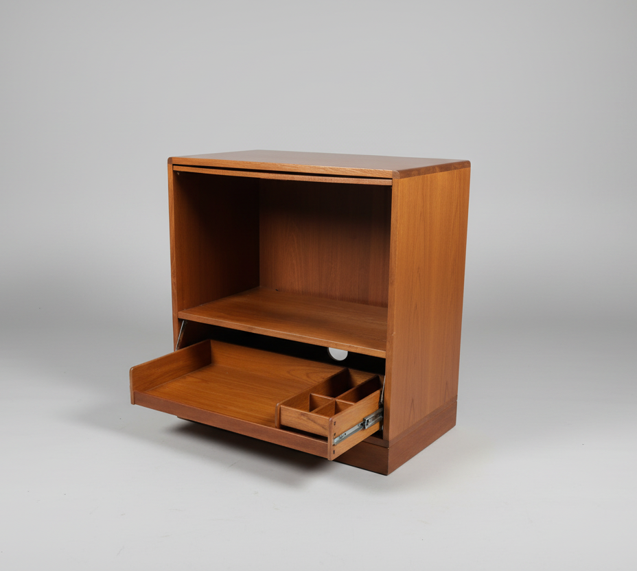 Mid Century Modern Teak Cabinet/TV Cabinet/Dry Bar DH250-1