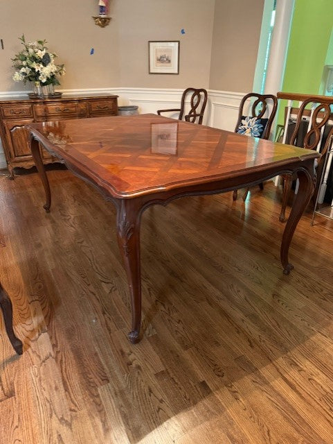 Thomasville Inlay Queen Anne Style Burlwood/Cherry Dining Table KC236-3