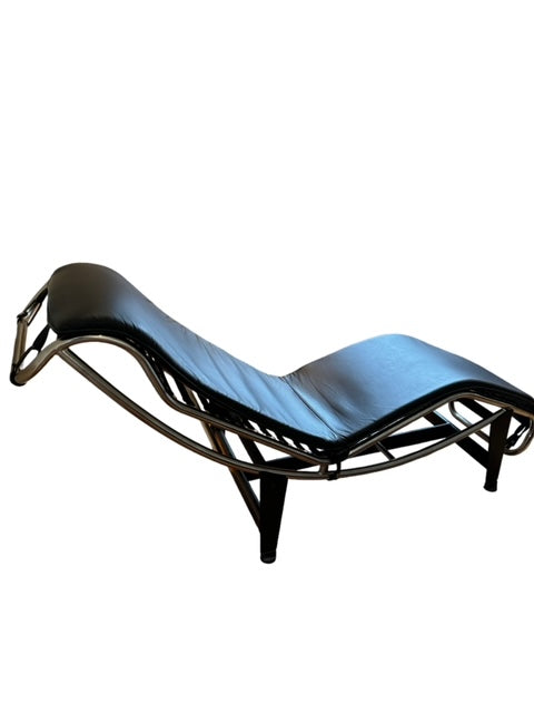 Le Corbusier LC4 Style Black Leather Chaise Chaise Longue by Cassina KV232-71