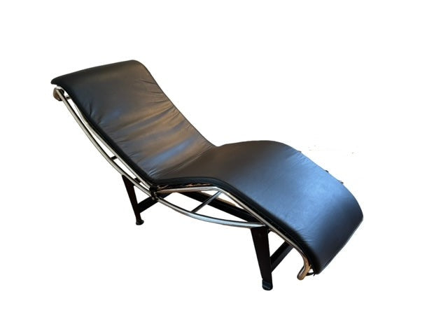 Le Corbusier LC4 Style Black Leather Chaise Chaise Longue by Cassina KV232-71