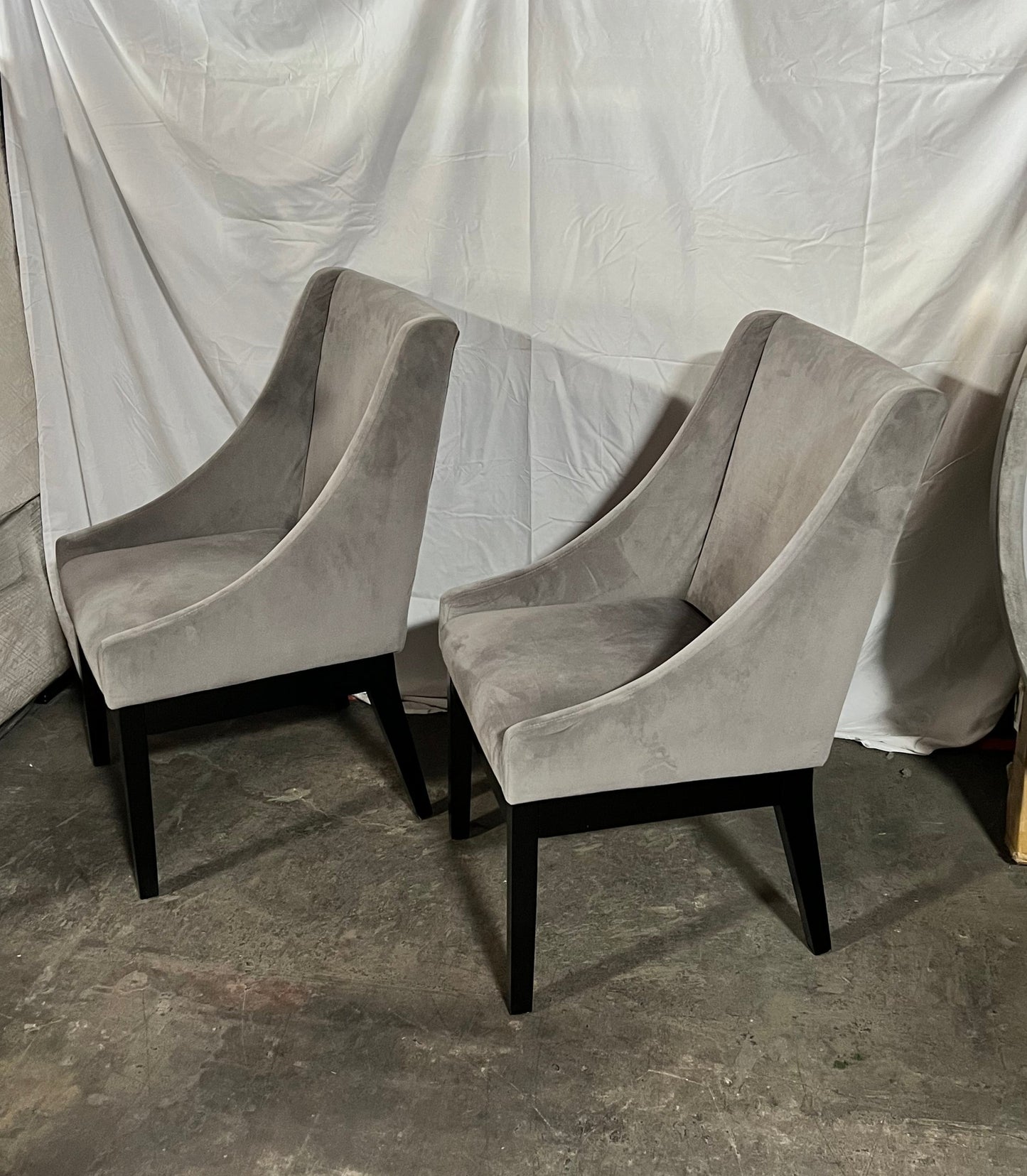 Set of 4 Sloped Arm Grey Velvet Upholstered Dining Chairs HOP104-122